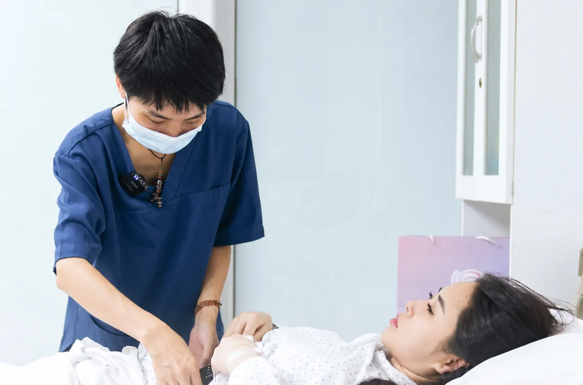 Ekip y tế theo dõi và chăm sóc khách hàng trong giai đoạn hậu phẫu