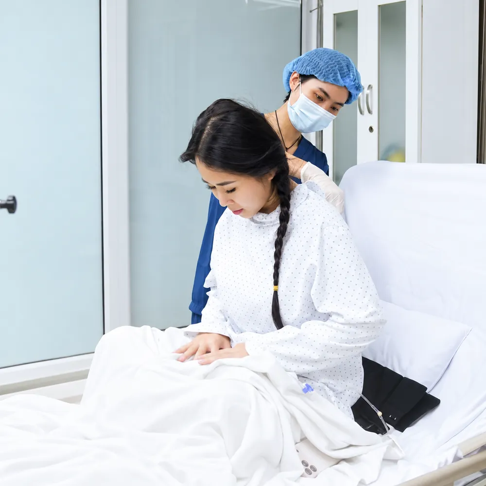 Điều dưỡng hỗ trợ khách hàng ngồi dậy trong những ngày đầu sau phẫu thuật