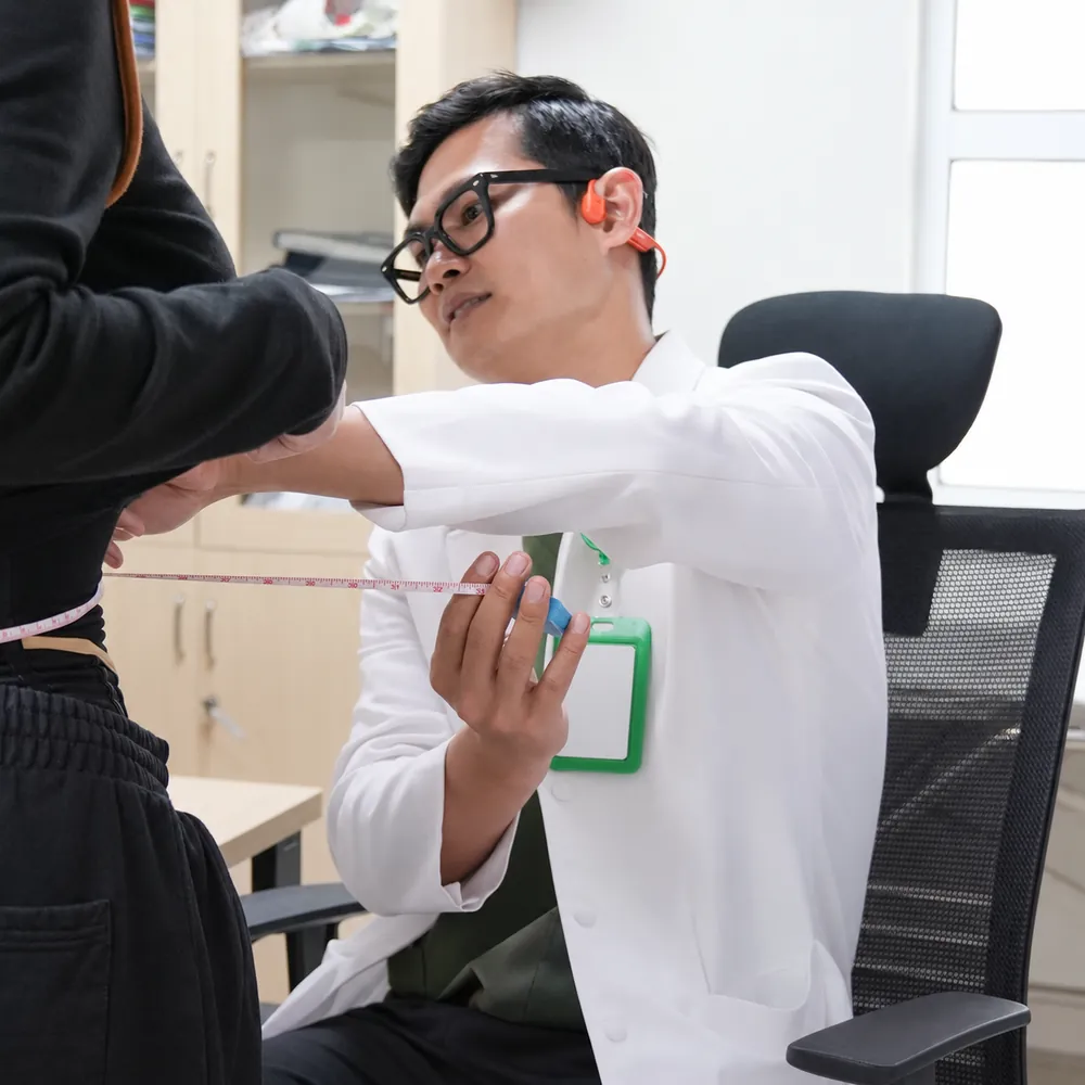 Bác sĩ đánh giá lại vòng eo trong buổi tái khám